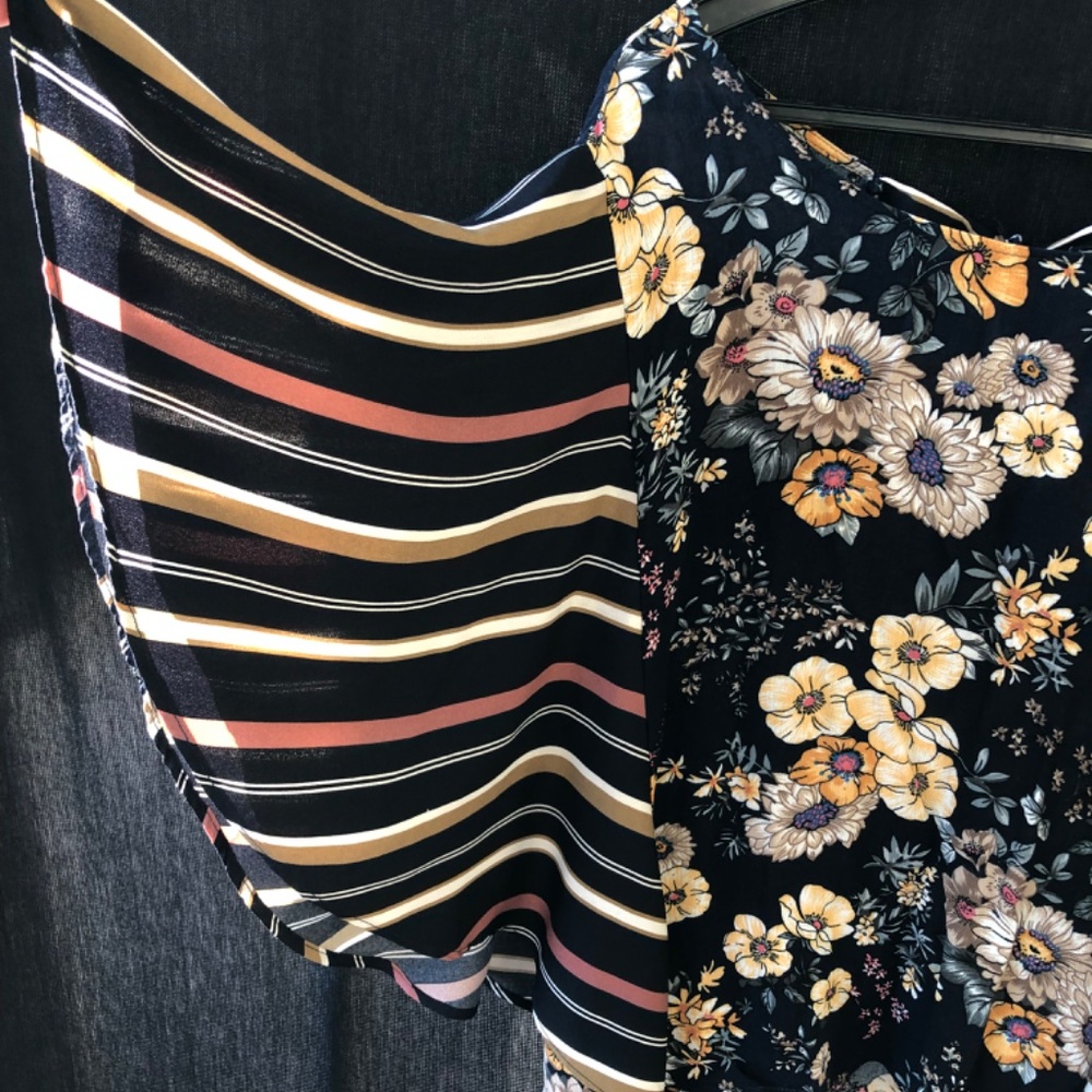Gorgeous Ladies top flowing sleeves - Picture 2 of 5